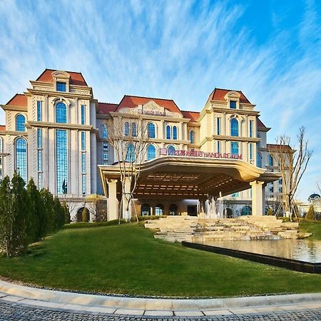 Wanda Realm Qingdao Movie Metropolis Hotel Екстериор снимка